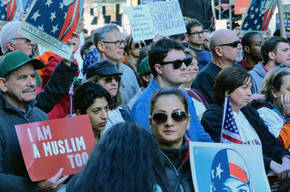 Federal judge extends hold on Trump travel ban