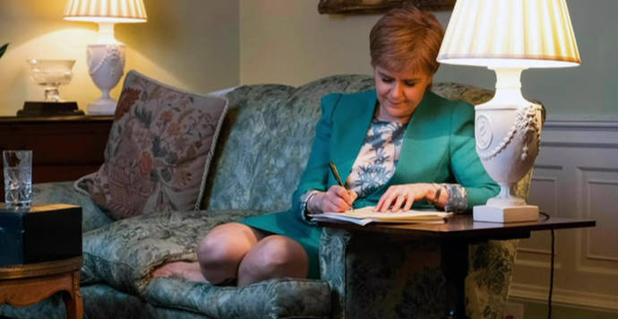 Nicola Sturgeon escribe la carta que envió a Theresa May tras la activación del proceso de salida de la UE