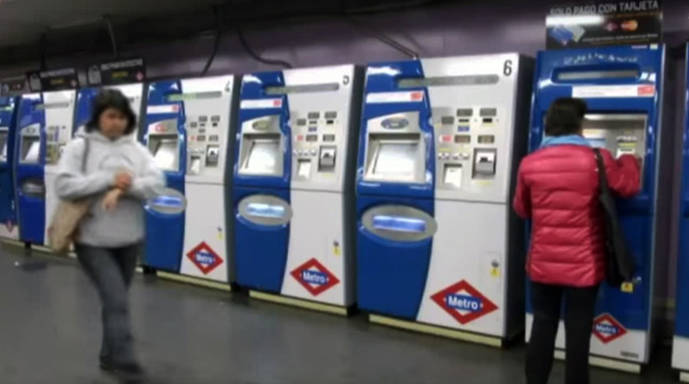 Viajeros en las máquinas expendedoras de billetes en una estación de Metro de Madrid