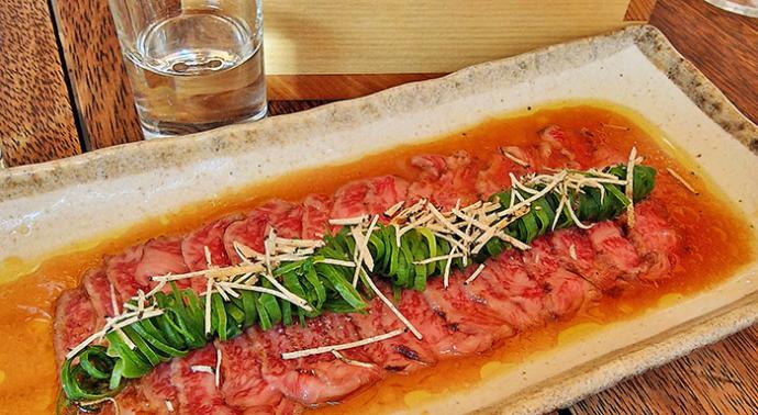 Tataki de wagyu con trufa y cebolleta