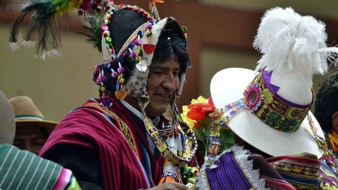 Evo Morales ataviado con un traje típico...