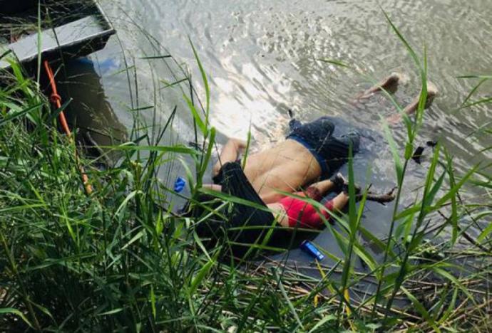 Vista de los cuerpos del migrante salvadoreño Oscar Martínez Ramírez y su hija, quienes se ahogaron mientras intentaban cruzar el Río Bravo.