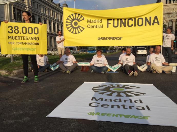 Activistas de Greenpeace cortan la entrada a Madrid Central para protestar contra la moratoria de multas