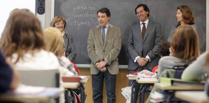 Ignacio González y Lucía Figar (derecha) acuden a la inauguración de la ampliación de un colegio en Las Rozas. / Madrid. org 