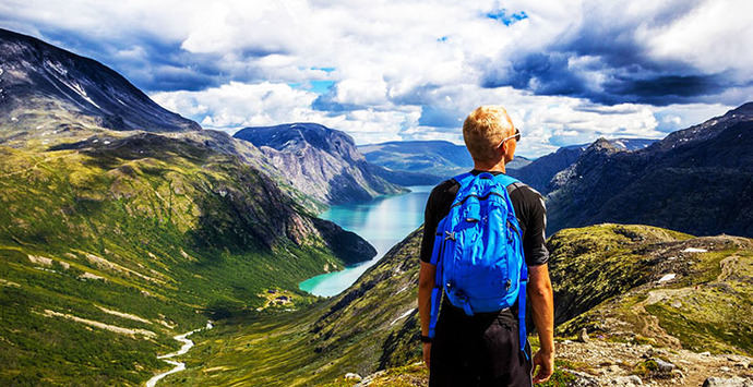Senderismo en Noruega. (Crédito foto: Pixabay.com)