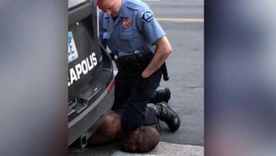 Un nuevo video que muestra que tres policías presionaron sus rodillas sobre George Floyd