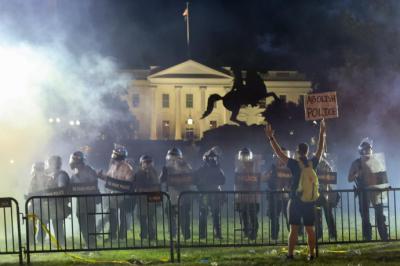 Trump y su familia fueron llevados al búnker subterráneo de la Casa Blanca el viernes por la noche