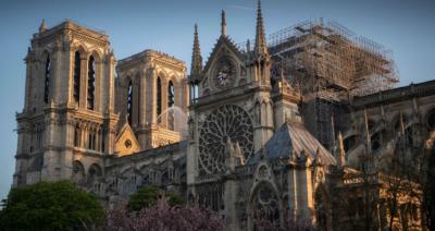 Reabren la explanada de Notre-Dame en París cerrada desde el incendio