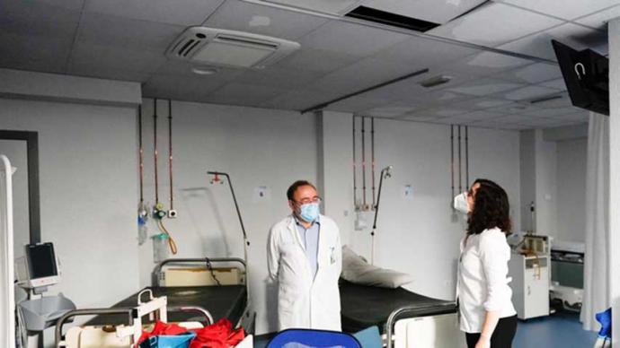 La presidenta de la Comunidad de Madrid, Isabel Díaz Ayuso, en su visita este lunes en el hospital de la Paz donde se han producido inundaciones. 