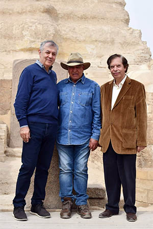 De izq. a dcha. Mohamed Ezzedine, Presidente y fundador del Club Cultural Antiguo Egipto de Bilbao y de Byblos Tours, el egiptólogo Zahi Hawass  y Hamdi Zaki, egiptólogo y ex director de la oficina de Turismo de Egipto en España