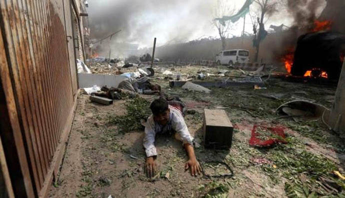 Terror en Kabul: La angustia de quienes buscan a los desaparecidos por el atentado