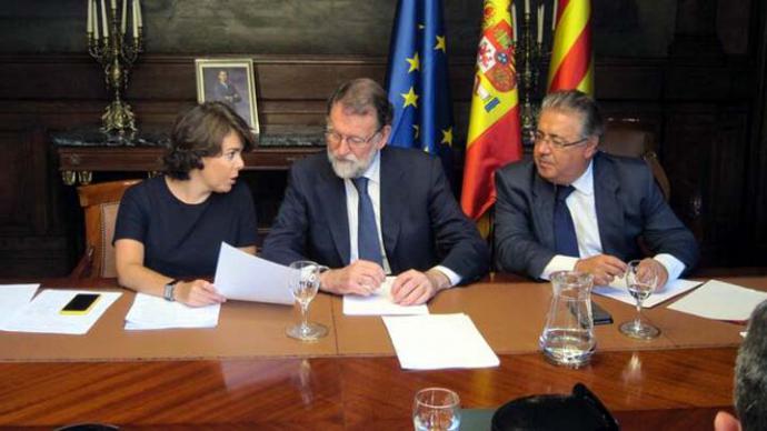 Santamaría, Rajoy y Zoido en Moncloa, durante una reunión para analizar la situación en Cataluña. 