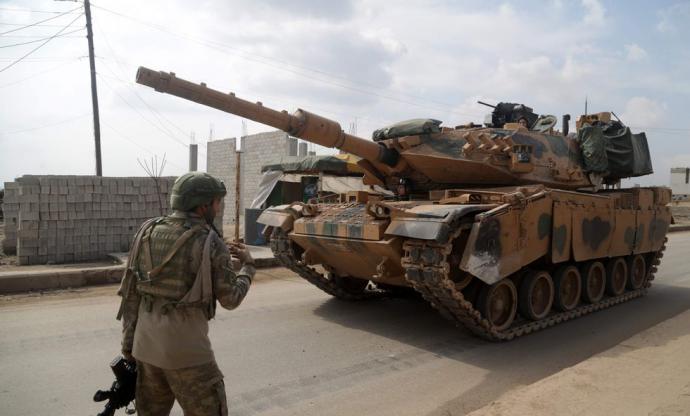 Tropas de Turquía patrullan en la ciudad de Atareb, en Siria. 