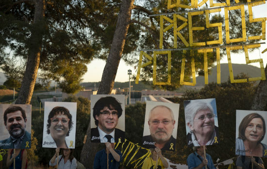 Manifestantes sostienen fotografías de separatistas encarcelados y autoexiliados en un campo que domina la prisión de Lledoners en Sant Joan de Vilatorrada, a unos 50 kilómetros de Barcelona. 