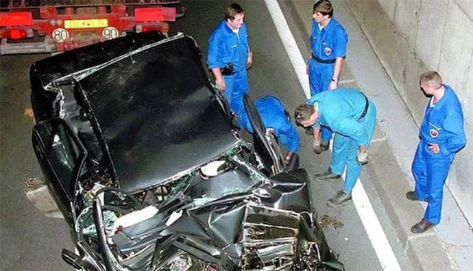 El Mercedes Benz de Dodi al Fayed donde murieron él, Lady Diana y el conductor. El único que sobrevivió al impacto fue el guardaespaldas de la princesa, Trevor Rees-Jones.