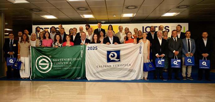 476 banderas Q de Calidad y S de Sostenibilidad Turística ondearán este verano en las playas españolas