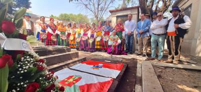 El Grupo de Danzas Virgen del Campo honró a su fundadora Matilde de la Torre, ante su tumba en México


Sus 

