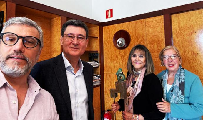 El Director del Museo de América, el presidente de la Fundación de los Pizarro y la escultora Patricia Larrea. Encuentro y tertulia iberoamericana
