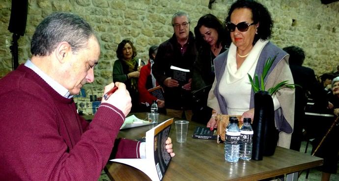 Angel Blanco presentó en Cabezón de la Sal su libro “Historias de colonos en el África Ecuatorial”.