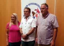 Luis José Chávez, nuevo presidente del Forum, junto a los pasados presidentes Roque Baudean y Miriam Petrone