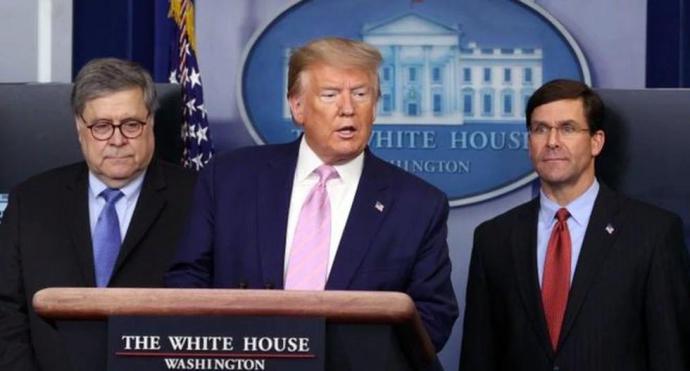 El presidente Trump hizo el anucio en compañía del Fiscal General, William Barr (izquierda) y el secretario de Defensa, Mark Esper. 