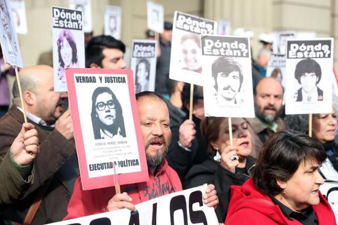 Agrupaciones de familiares de víctimas de la dictadura de Augusto Pinochet protestan contra la decisión de la Corte Suprema.
