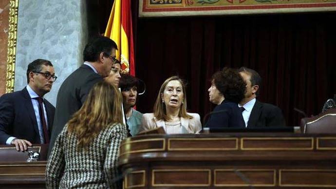 Ana Pastor charla en el hemiciclo con los miembros de la Mesa del Congreso

