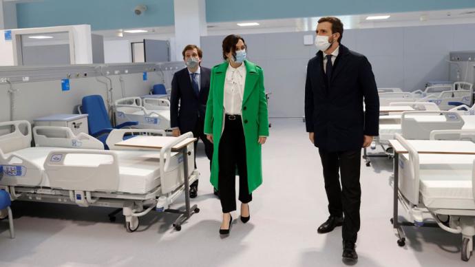 La presidenta de la Comunidad de Madrid, Isabel Díaz Ayuso, durante una visita este viernes al hospital de emergencias Isabel Zendal en construcción. Comunidad de Madrid.