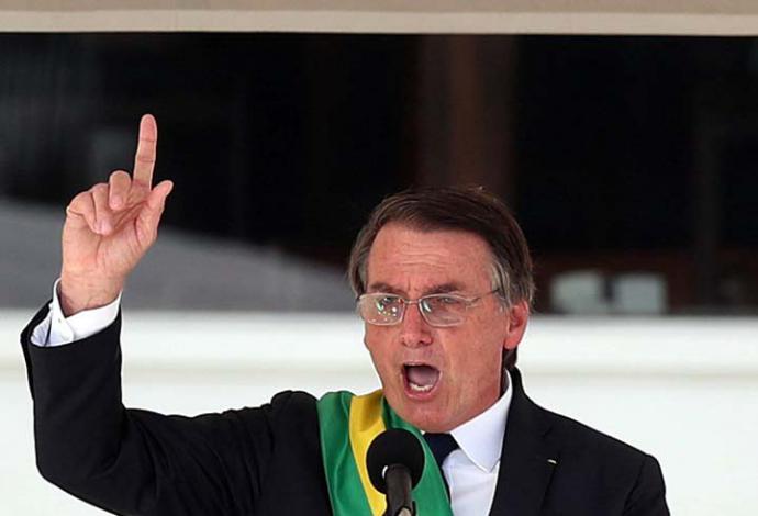 El nuevo presidente de Brasil, Jair Bolsonaro (c), habla durante la ceremonia de investidura celebrada el 1 de enero en el Palacio de Planalto, Brasilia.