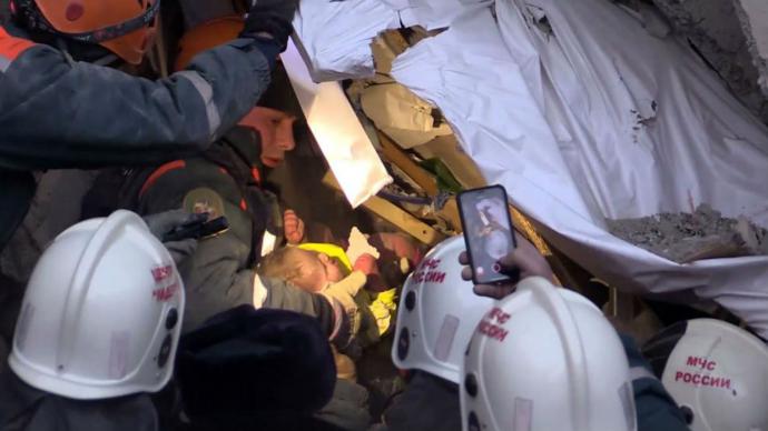 Socorristas rusos rescatan a un bebé de un edificio destruido por una explosión de gas