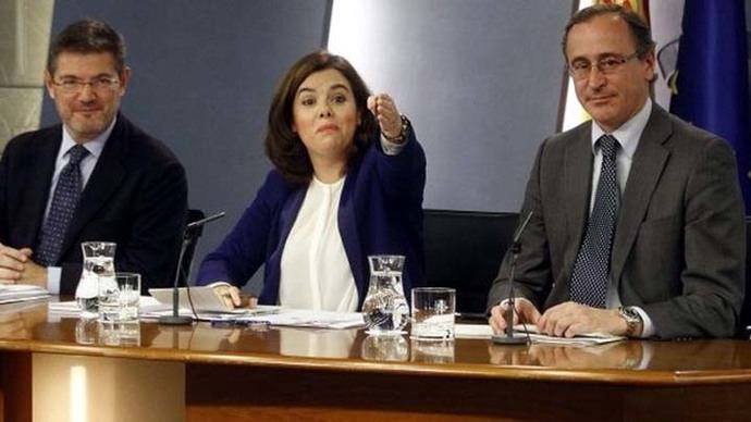 El ministro de Justicia, Rafael Catalá, junto a la vicepresidenta, Soraya Sáenz de Santamaría