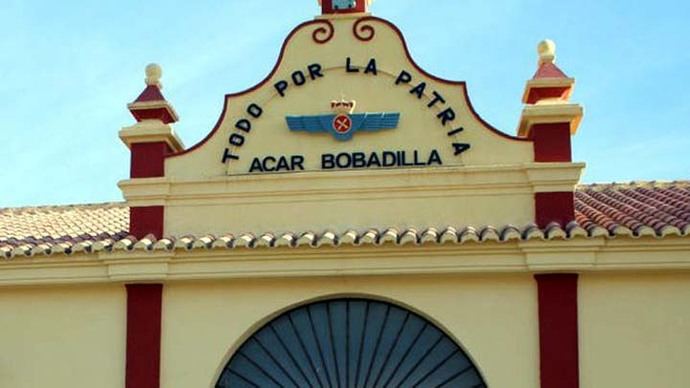 Fachada del acuartelamiento aéreo de Bobadilla en Antequera