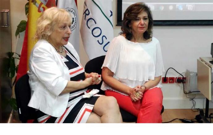 Sully Fuentes (i), Presidenta de ACPI y la  Ministra de Turismo de Paraguay, Marcela Bacigalupo 