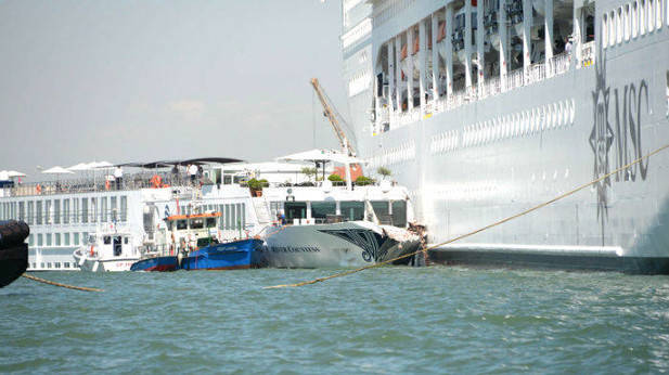 Un crucero choca con un barco turístico en Venecia