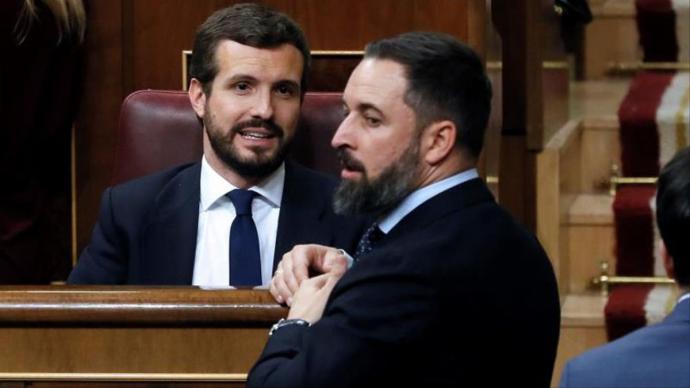 Pablo Casado y Santiago Abascal, durante un Pleno del Congreso. EFE