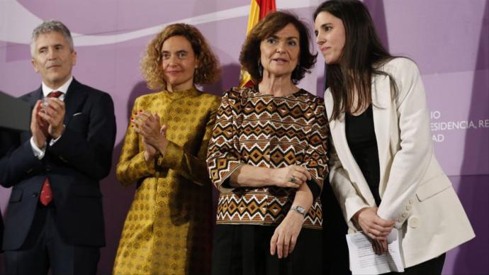 Carmen Calvo e Irene Montero durante la ceremonia de entrega de la cartera de Igualdad. EFE 