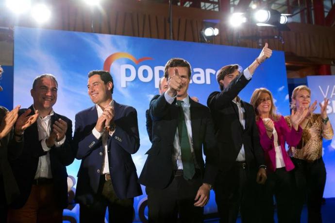 El presidente del PP Andaluz y presidente de la Junta de Andalucía, Juanma Moreno(2i), el presidente del PP malagueño y consejero de Presidencia, Administraciones Públicas e Interior, Elias Bendodo(1i)