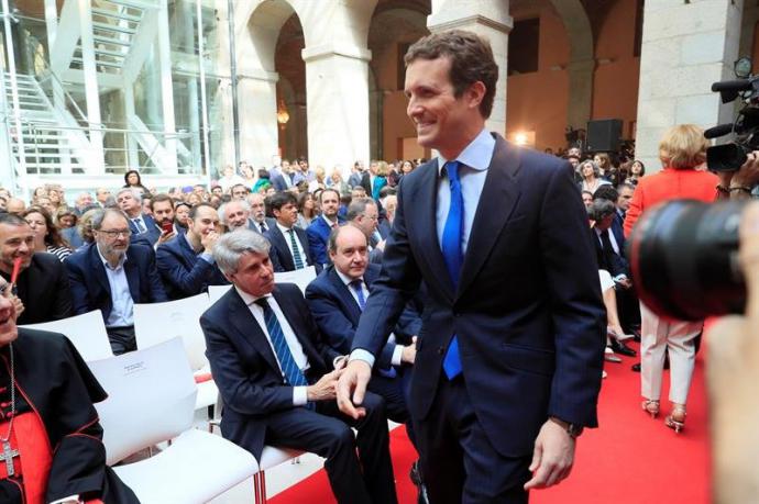 El presidente del PP, Pablo Casado (d), pasa por delante del expresidente de la Comunidad de Madrid, Angel Garrido