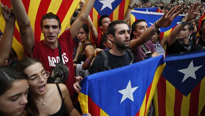 Estudiantes durante las protestas a un año del referendo independentista de Cataluña.