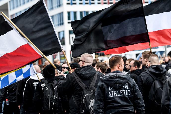 Manifestantes ultraderechistas mientras participan en una protesta en contra de los inmigrantes en Chemnitz, Alemania.