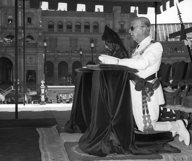 Francisco Franco, y su mujer Carmen Polo, asisten a la celebración de la eucaristía en la Plaza de España de Sevilla en 1968