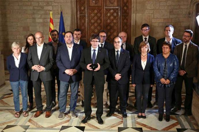 En el centro, el presidente de la Generalitat, Carles Puigdemont.

