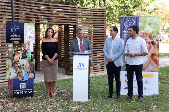 La Diputación activa un plan pionero en Andalucía para que personas mayores adopten mascotas y mejoren su bienestar físico y emocional