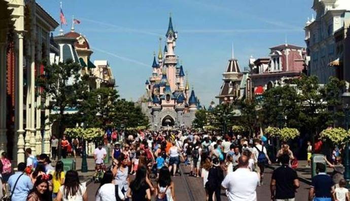 Disney se disculpa por prohibir a un niño ser 'Princesa por un día'