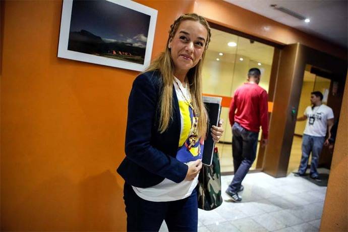 Venezuela: Por dinero hallado en su vehículo, imputan a Lilian Tintori y dos funcionarios de un banco