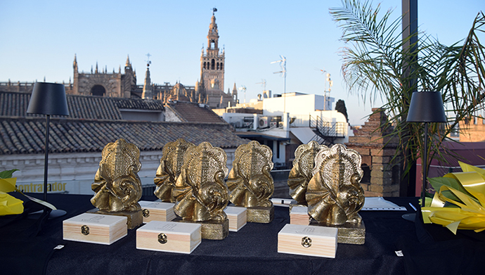 Una noche para sentir a Sevilla, la ciudad se mira en el espejo de sus tradiciones