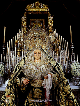 Tradición y fervor, así se vivió el Besamanos de la Virgen de la Soledad Coronada