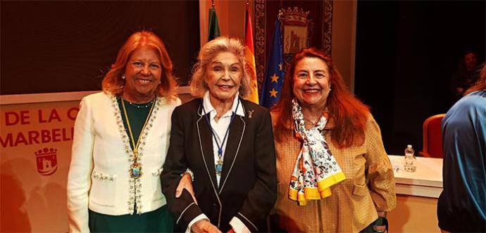 De izda a dcha.: Angeles Muñoz, Alcaldesa de Marbella, S.A.R. Béatrice de Orléans y Giovanna G. de Calderón