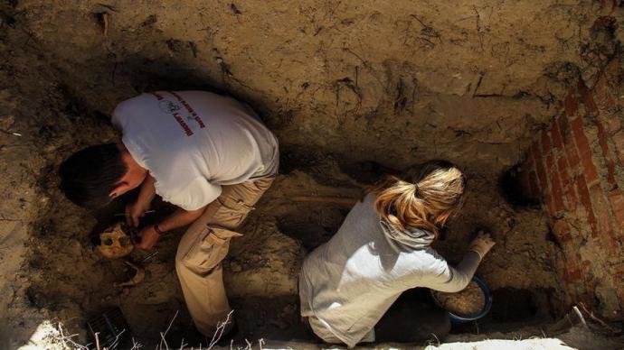 Primera exhumación con garantías técnicas realizada en la Comunidad de Madrid, en el cementerio de Arganda, efectuada por la ARMH en 2014 Óscar Rodríguez