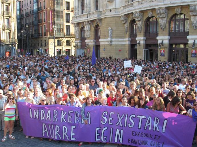 Miles de personas asistieron a la manifestación que se desarrolló ayer en Bilbao